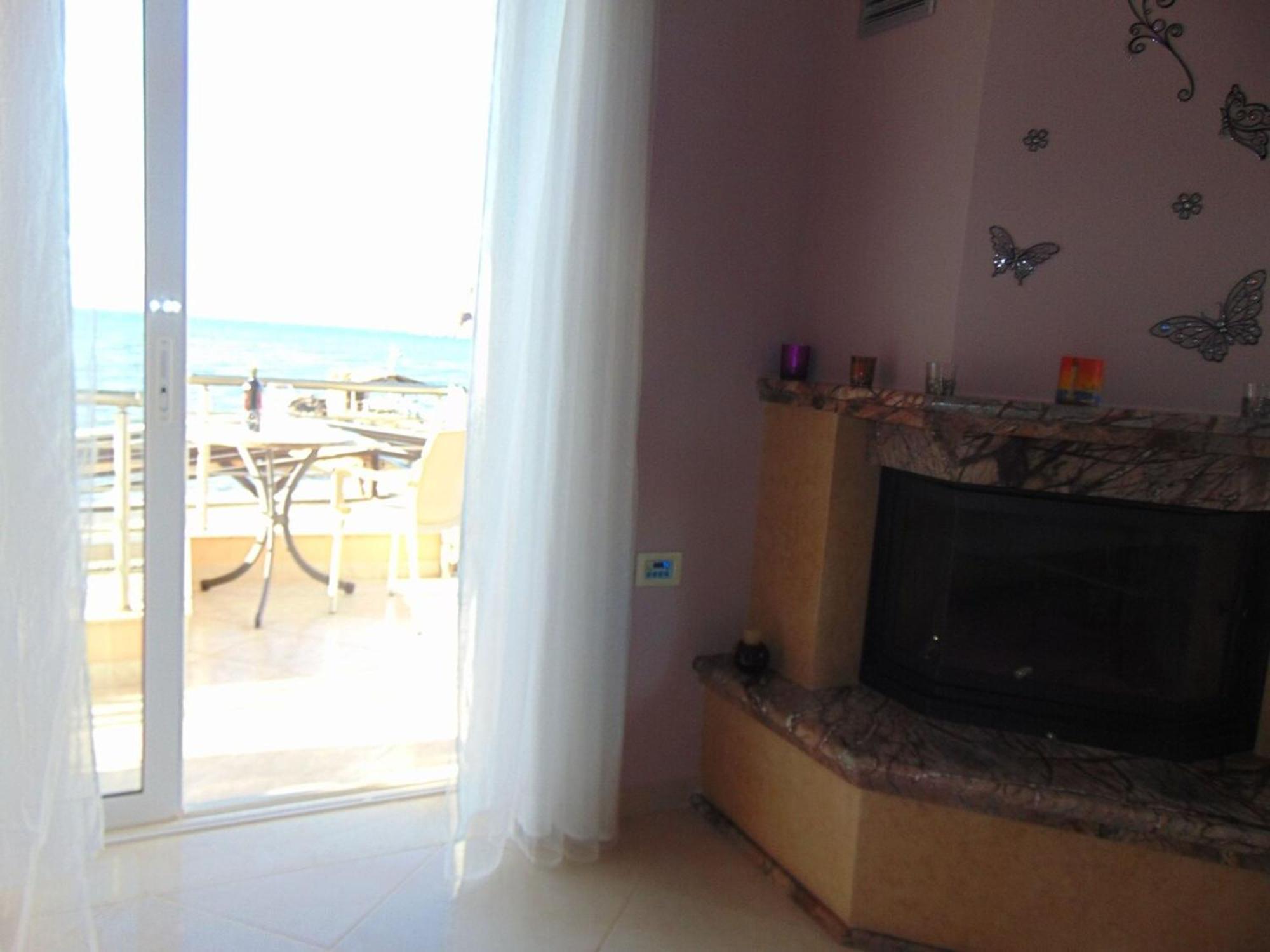 Comfy Beachfront Litinas Casa With Seaview Chrissi Akti Chania Exterior foto