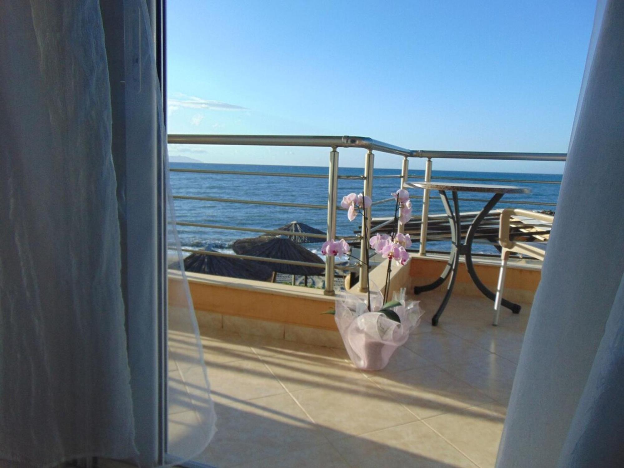 Comfy Beachfront Litinas Casa With Seaview Chrissi Akti Chania Exterior foto